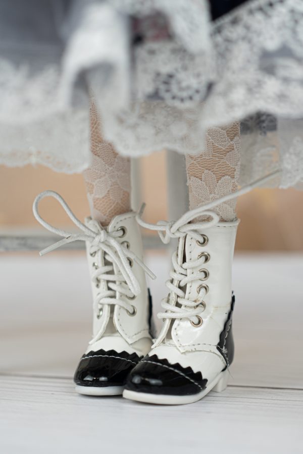 Черно белые высокие ботинки на ножках куклы DBS Эвелин